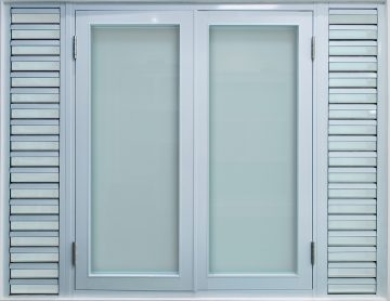 Combinación Ventana Casement Full Glass con Ventana de lama 3" en cristal